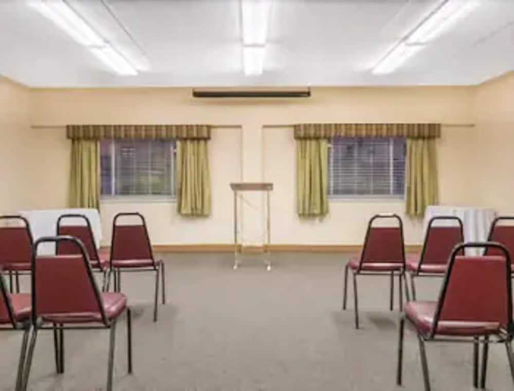 Ramada By Wyndham Paintsville Hotel & Conference Center Екстериор снимка