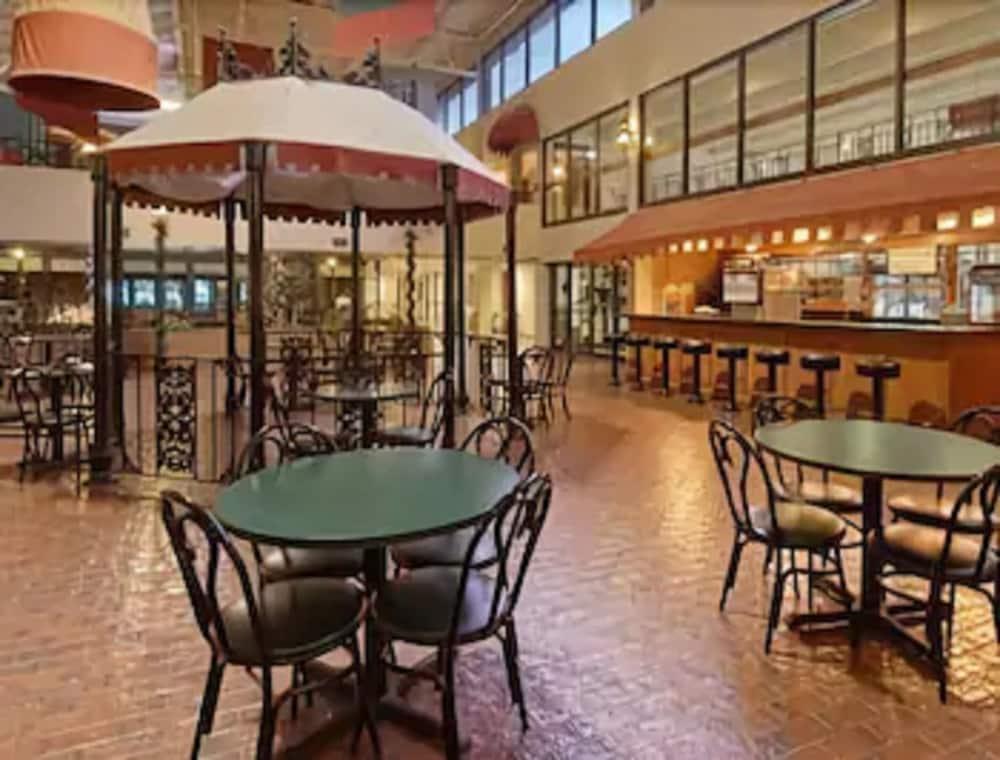Ramada By Wyndham Paintsville Hotel & Conference Center Ресторант снимка
