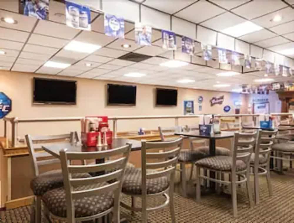 Ramada By Wyndham Paintsville Hotel & Conference Center Екстериор снимка