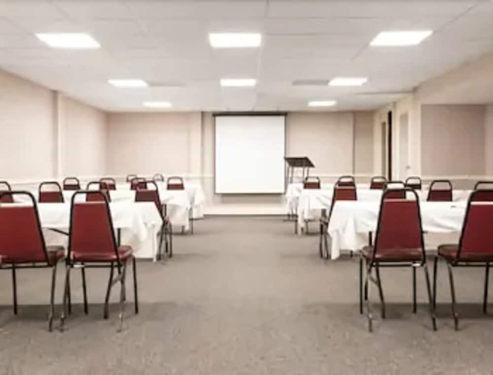 Ramada By Wyndham Paintsville Hotel & Conference Center Екстериор снимка