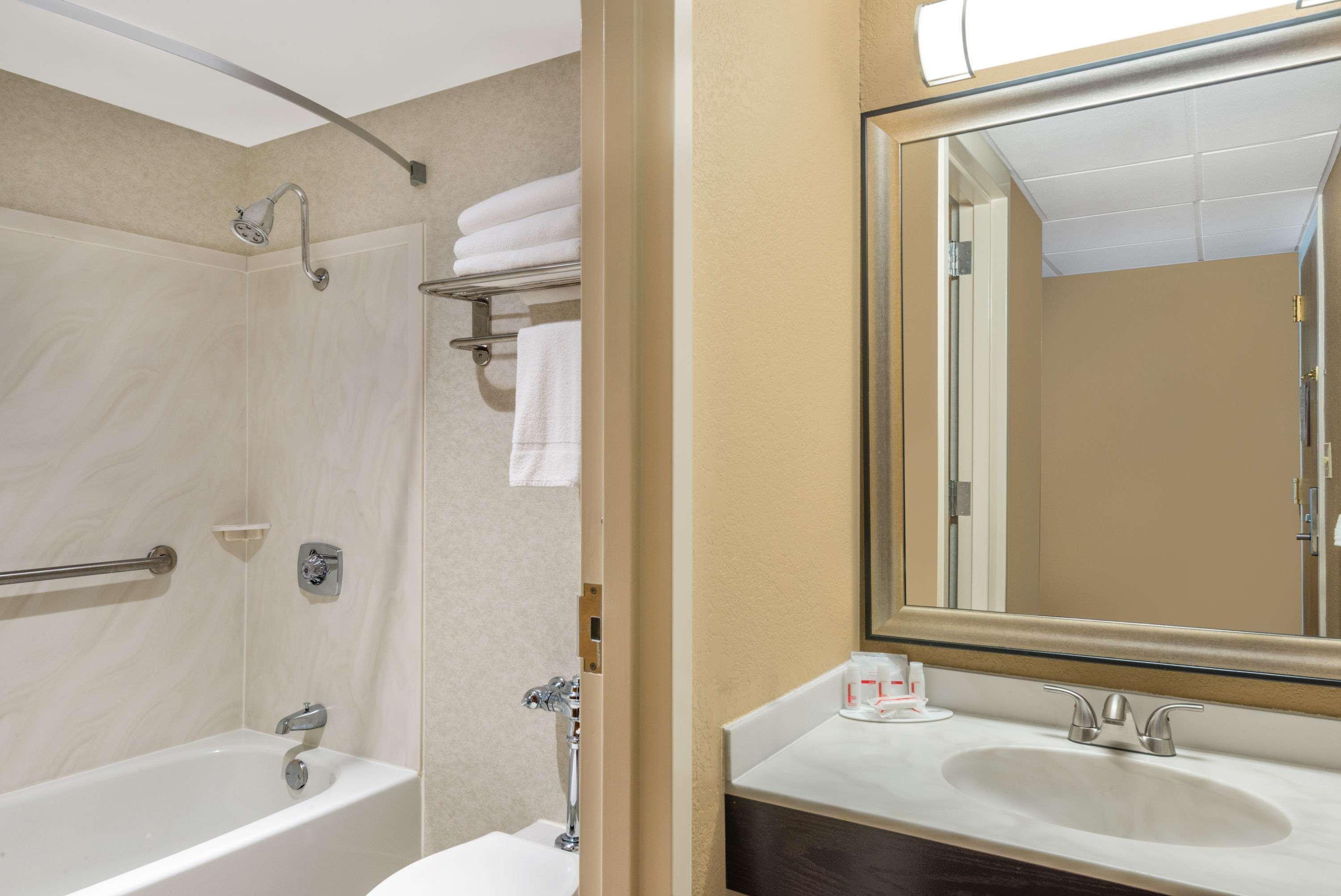 Ramada By Wyndham Paintsville Hotel & Conference Center Екстериор снимка