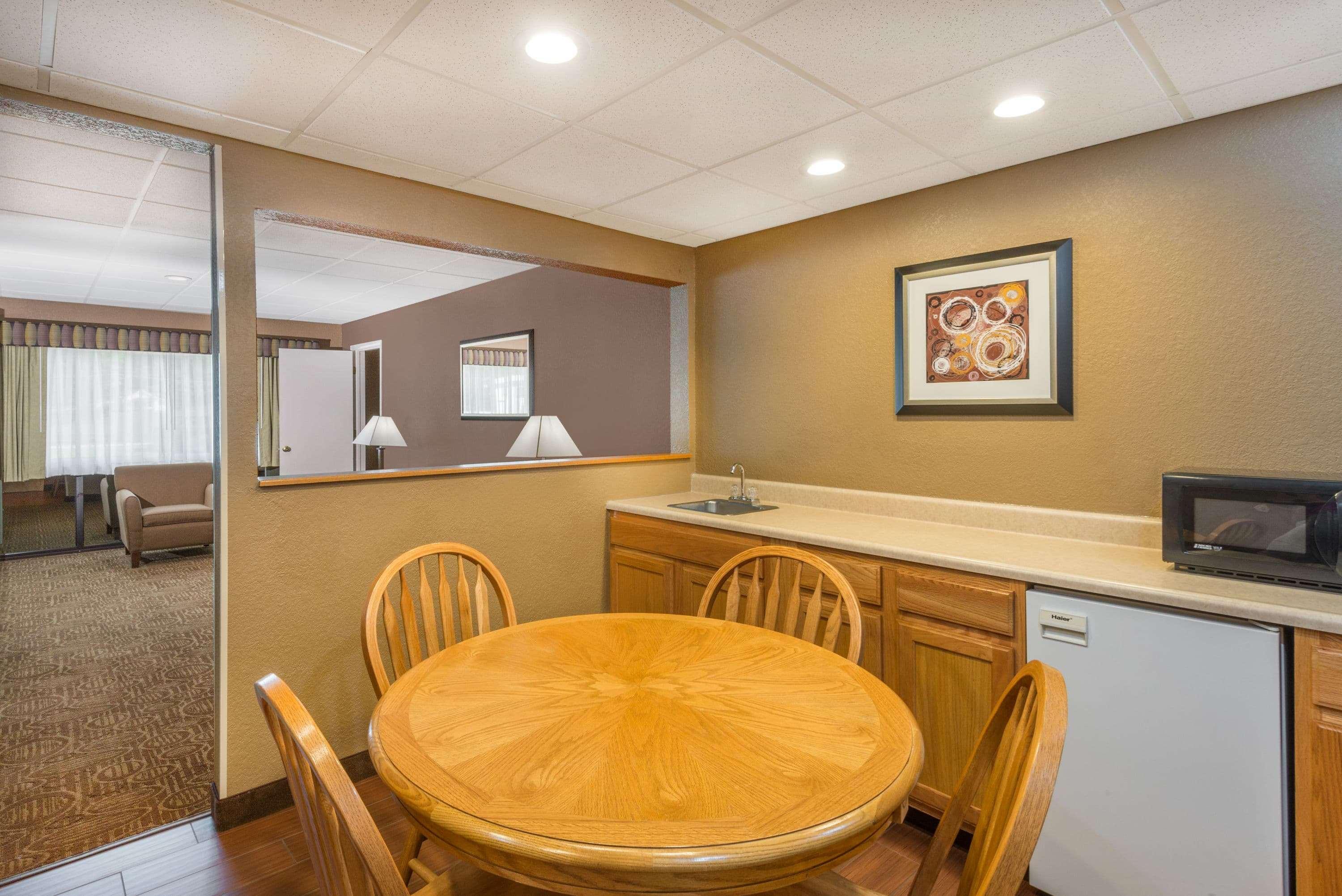 Ramada By Wyndham Paintsville Hotel & Conference Center Екстериор снимка