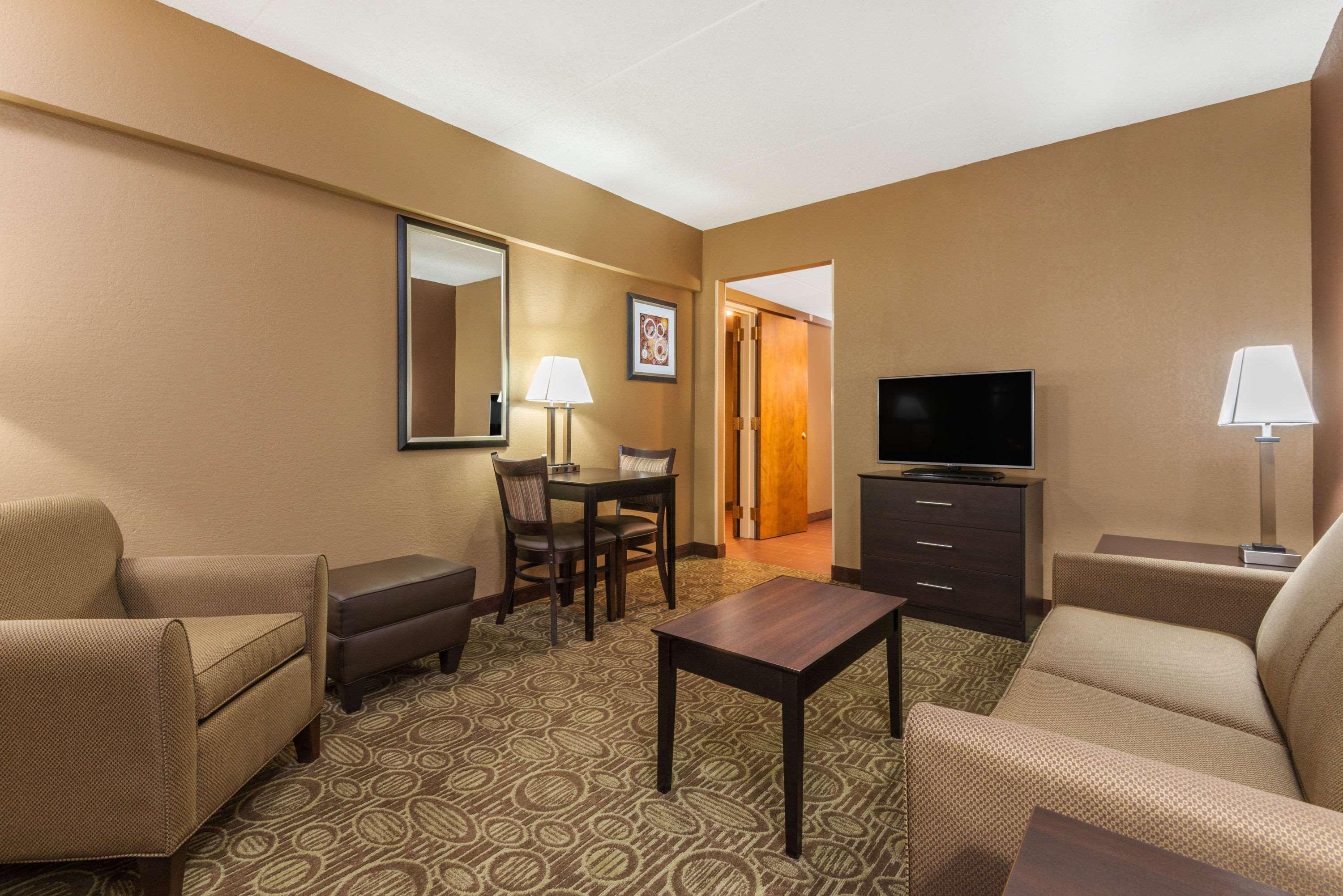 Ramada By Wyndham Paintsville Hotel & Conference Center Екстериор снимка
