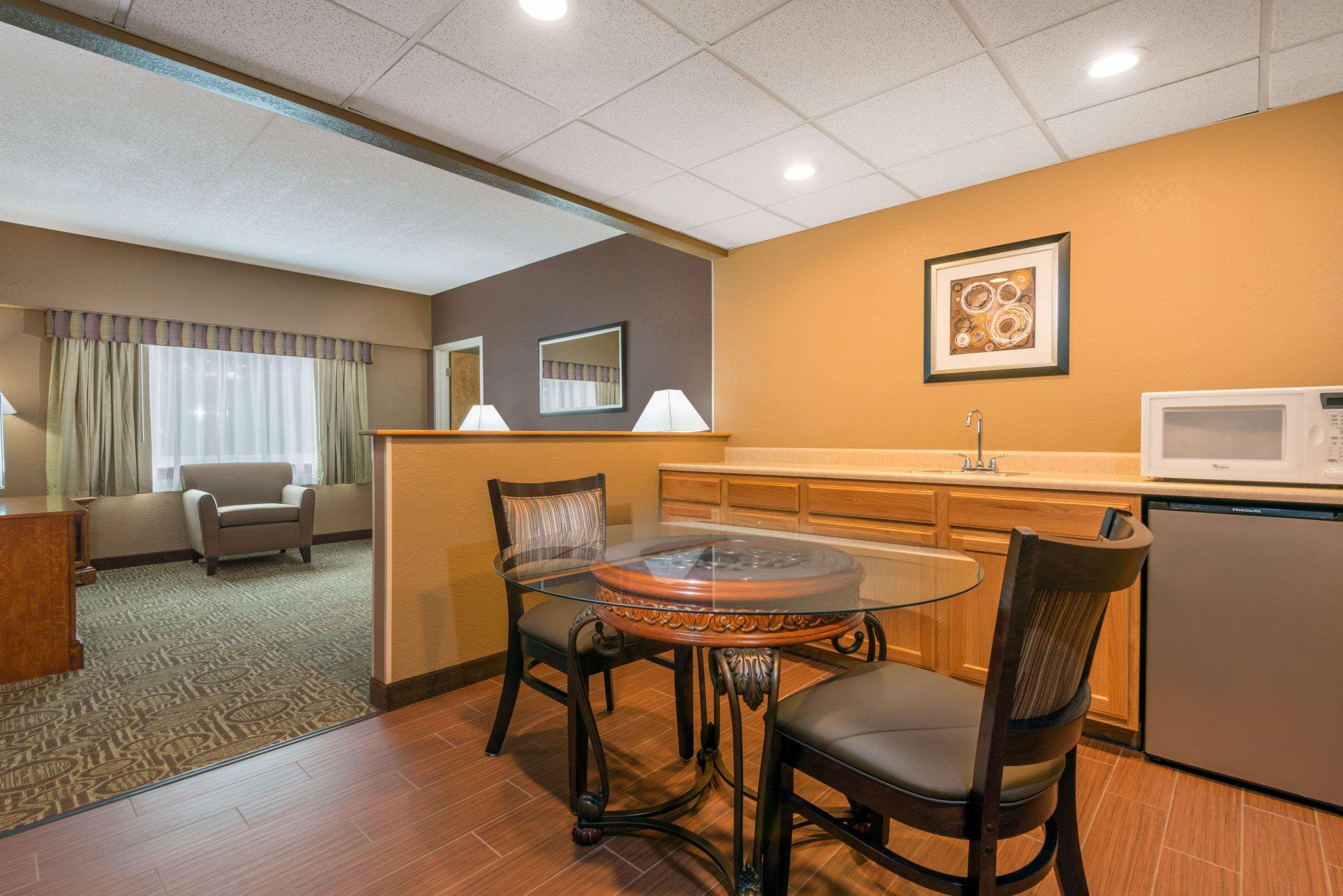 Ramada By Wyndham Paintsville Hotel & Conference Center Екстериор снимка