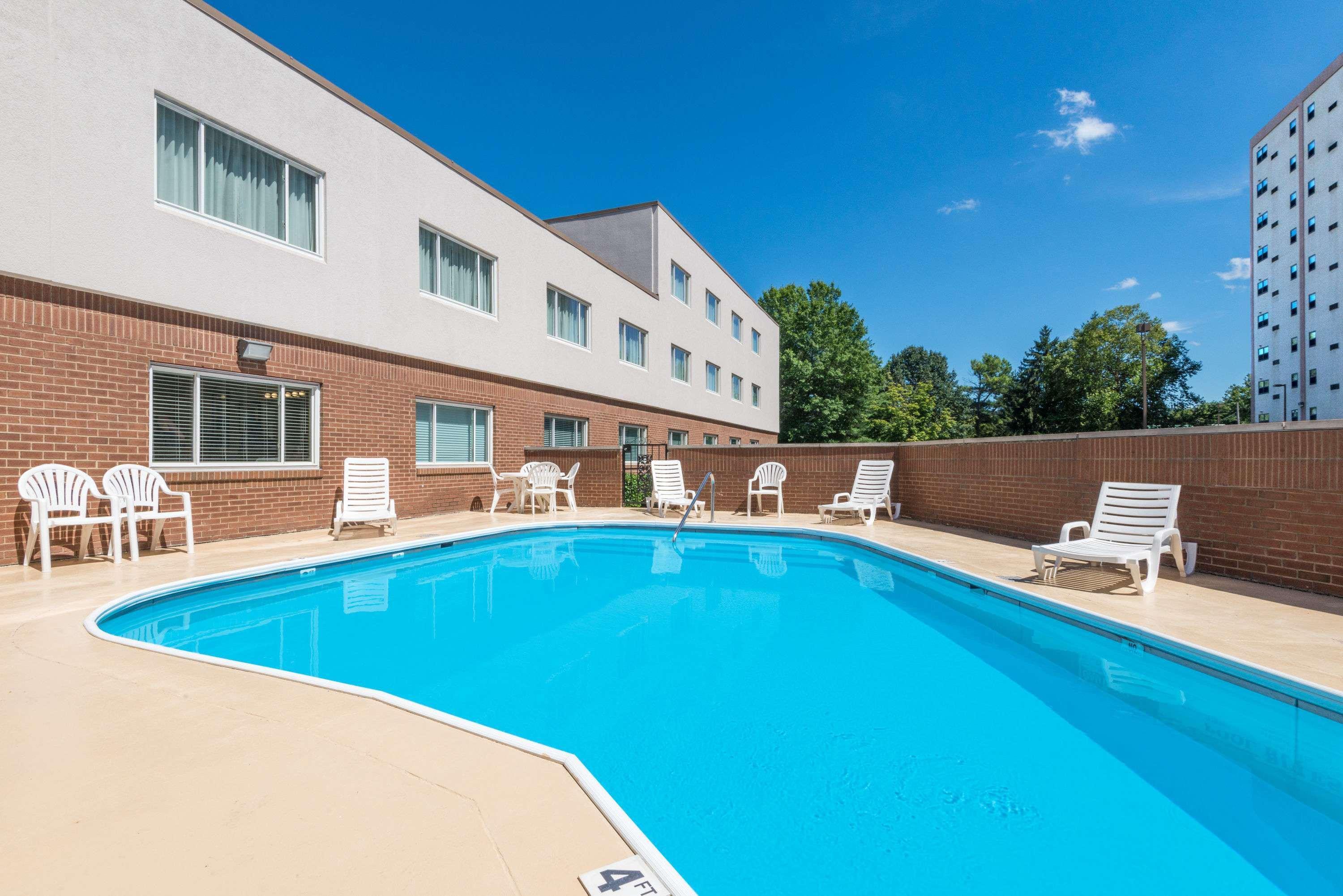 Ramada By Wyndham Paintsville Hotel & Conference Center Екстериор снимка